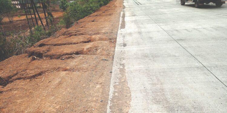 देवपाडा-वारे रस्त्याच्या साईडपट्टीचे निकृष्ट काम