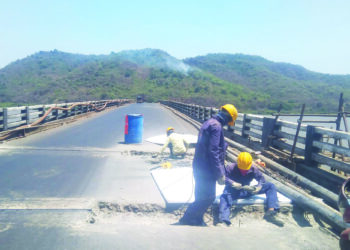 साळाव पुलाचे काम संथगतीने; वाहतुकीस अडथळा