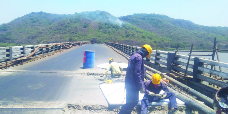 साळाव पुलाचे काम संथगतीने; वाहतुकीस अडथळा