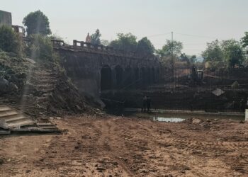 कळमजे नदीवरील पुलाचे काम रखडले