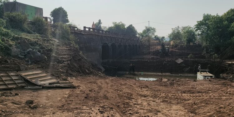 कळमजे नदीवरील पुलाचे काम रखडले