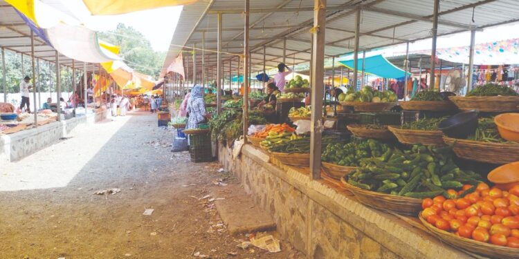 आठवडा बाजाराला उन्हाचा तडाखा