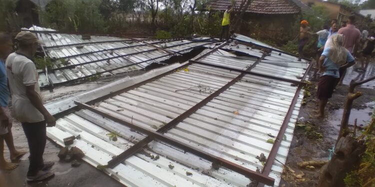 वादळात घराचे मोठे नुकसान