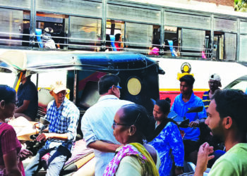 पार्किंगमुळे तळा बाजारपेठेत वाहतूक कोंडी