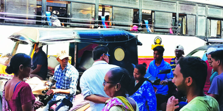 पार्किंगमुळे तळा बाजारपेठेत वाहतूक कोंडी