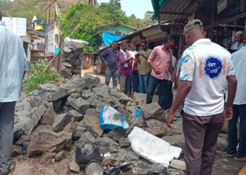 धक्कादायक! बसस्थानकाची संरक्षक भिंत कोसळली; पाच महिला जखमी