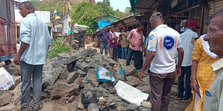 धक्कादायक! बसस्थानकाची संरक्षक भिंत कोसळली; पाच महिला जखमी