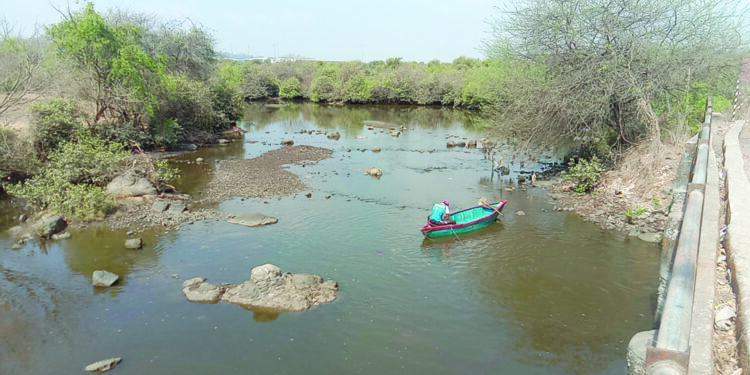 पाणी निचरा होणाऱ्या खाड्या रुतल्या गाळात
