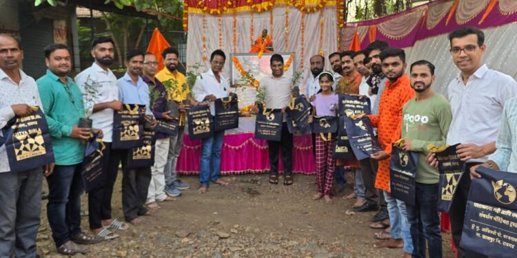 वाशीवलीत फळझाडे, कापडी पिशव्यांचे वाटप