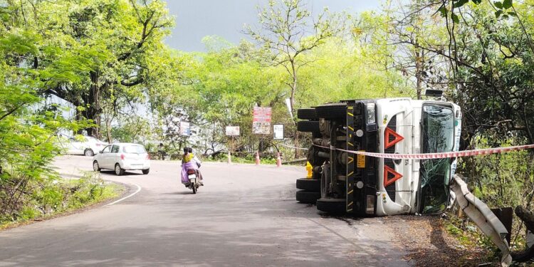 कार्लेखिंडीत केमिकल टँकरचा अपघात; एक जखमी