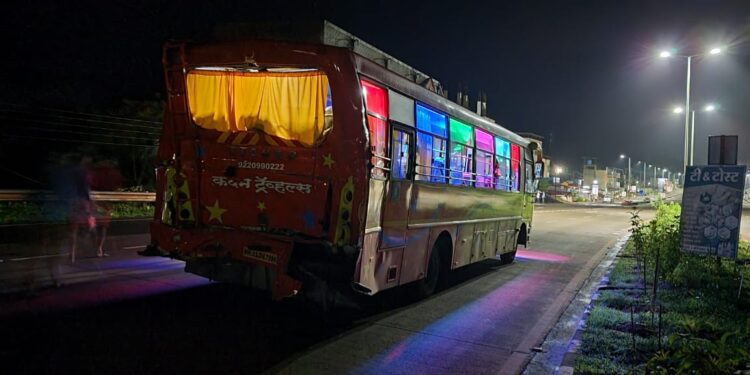 बसला ट्रेलरची धडक; एक ठार, 11 जखमी