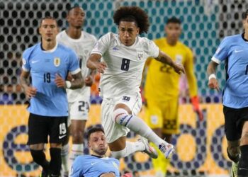 उरुग्वे संघाचा पनामावर एकतर्फी विजय