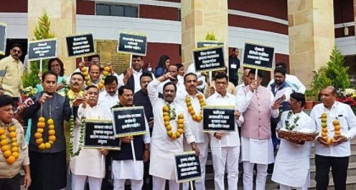 अधिवेशनाच्या पहिल्याच दिवशी विरोधक आक्रमक