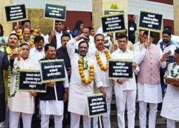 अधिवेशनाच्या पहिल्याच दिवशी विरोधक आक्रमक