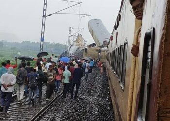 पश्चिम बंगालमध्ये एक्स्प्रेसचा भीषण अपघात; 15 जणांचा मृत्‍यू, 60 जखमी