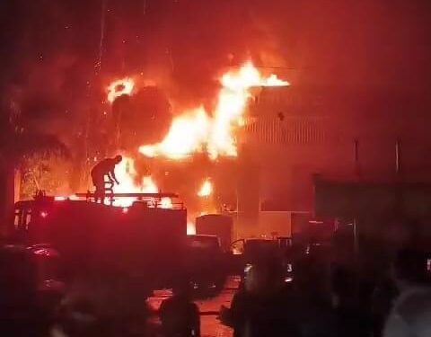 कोळखे येथे महिंद्राच्या शोरूमला आग