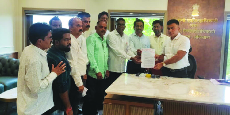 नगरपरिषद कर्मचारी आक्रमक