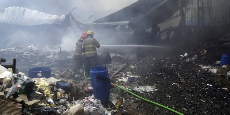 भंगार गोदामाला भीषण आग