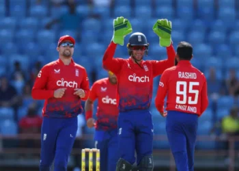 इंग्लंडचा सुपर आठ मध्ये विजय