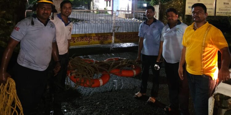 गाढी नदीत अडकलेल्या म्हशींना जीवदान