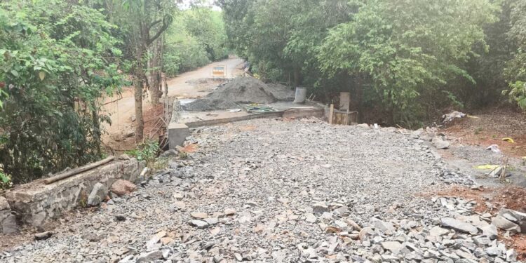 गारंबी मोरीचे काम रखडले