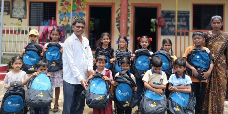 वढाव येथे विद्यार्थ्यांना दप्तर वाटप