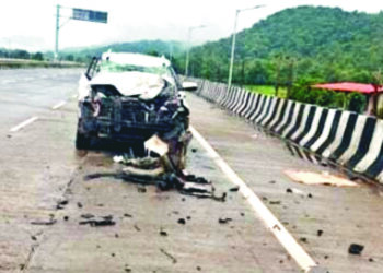 कारची कंटेनरला मागून धडक