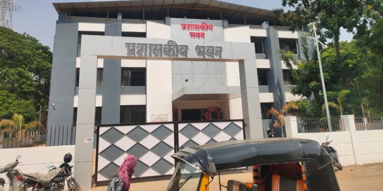 शासकीय दाखल्यांसाठी दोन कार्यालयांचा फेरा