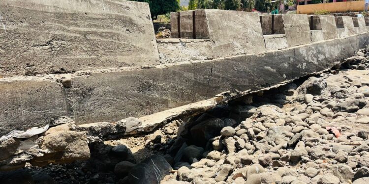 वर्षभरातच बंधार्याची दुरवस्था