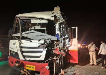 बसची कंटेनरला जोरदार धडक; ६ प्रवाशी जखमी 