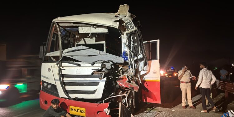 बसची कंटेनरला जोरदार धडक; ६ प्रवाशी जखमी 