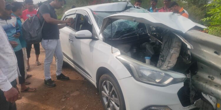 खोपोली – कर्जत रस्त्यावर गाडीला अपघात