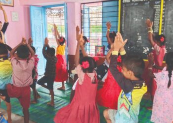 चिमुकल्यांच्या जोडीला शिक्षकही योगासनात दंग