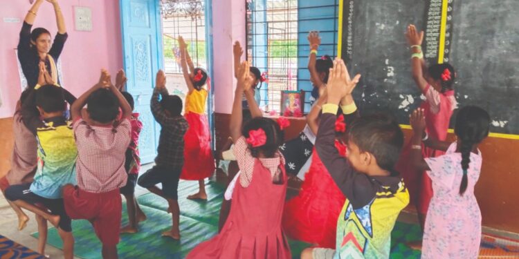 चिमुकल्यांच्या जोडीला शिक्षकही योगासनात दंग