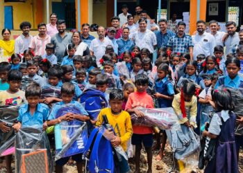 विद्यार्थ्यांना शैक्षणिक साहित्य वाटप