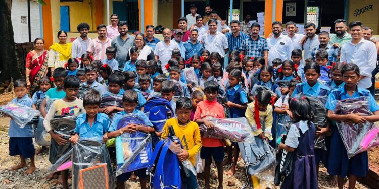 विद्यार्थ्यांना शैक्षणिक साहित्य वाटप