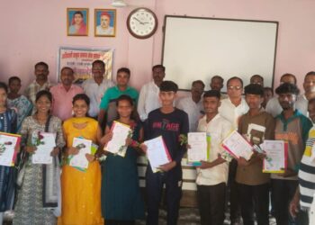 ठाकूर, आदिवासी विद्यार्थ्यांचा गुणगौरव