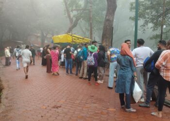 धुक्यात हरवले माथेरान