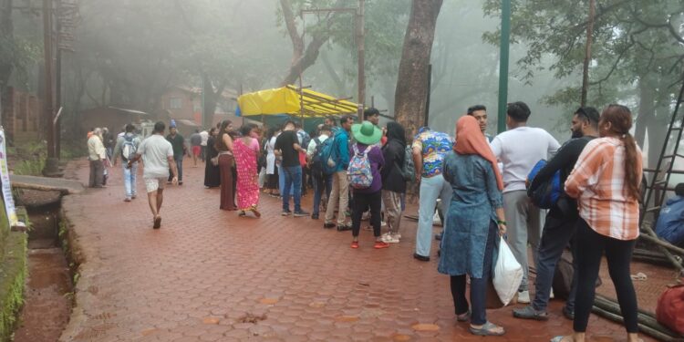 धुक्यात हरवले माथेरान