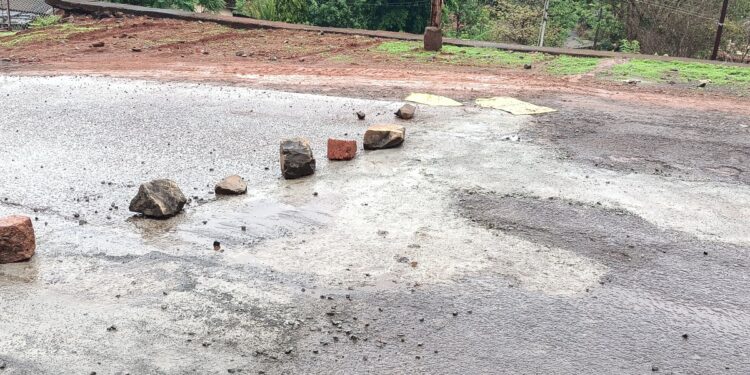 प्रवेशद्वारावरील रस्त्याची दुरुस्ती
