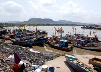 मान्सून येताच बोटी विसावल्या