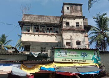 धोकादायक इमारतींमध्ये थाटला व्यवसाय