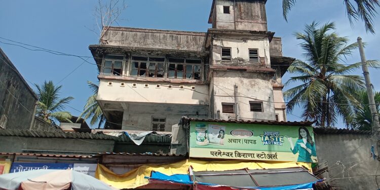 धोकादायक इमारतींमध्ये थाटला व्यवसाय
