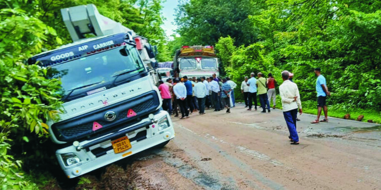 कशेडी घाटामध्ये दीड तास कोंडी