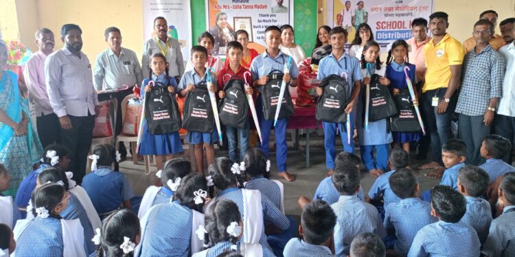 विद्यार्थ्यांना अन्नधान्य किट, शैक्षणिक साहित्याचे वाटप