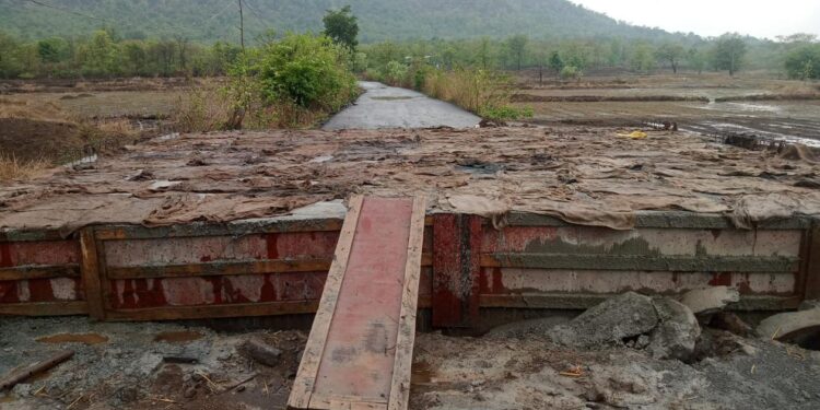 खांडस येथील पुलाचा भाग रात्रीत पूर्ण