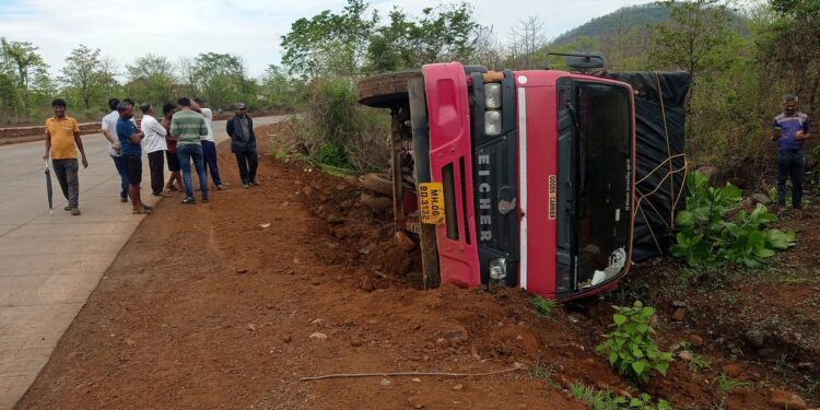 महामार्गावर टेम्पोला अपघात