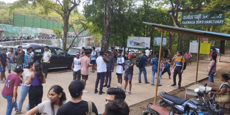 कर्नाळा अभयारण्यात पर्यटकांची गर्दी