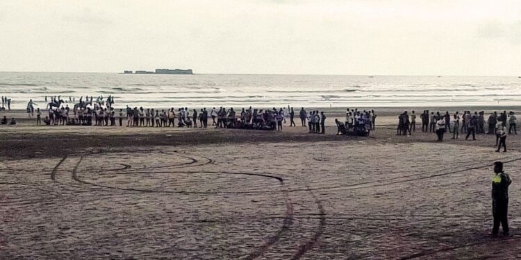 मुरुड समुद्रकिनारी पर्यटकांची गर्दी