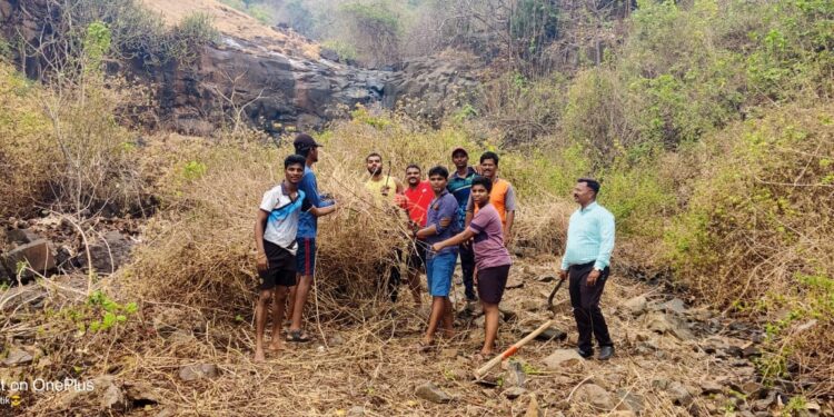 मूनवली येथील बंधार्‍याची स्वच्छता